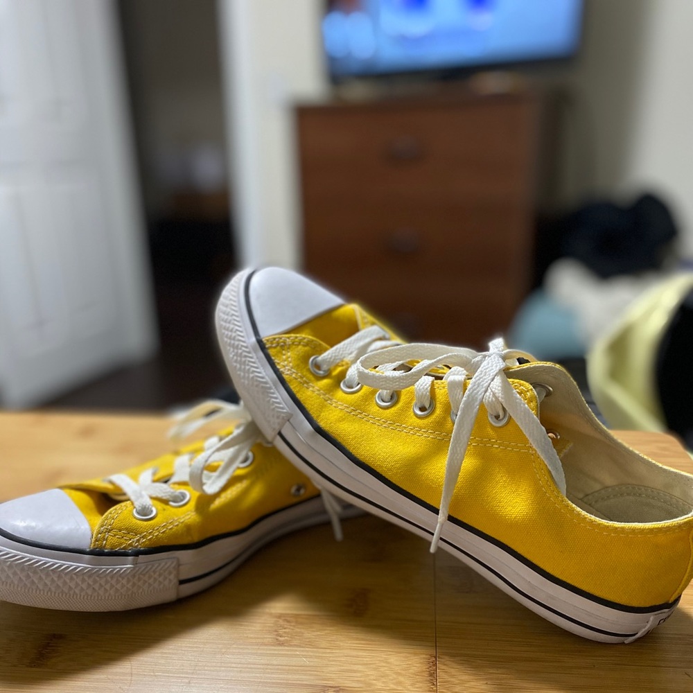 Yellow low-top converse size M7/W9